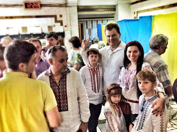 Украинцы в вышиванках на выборах