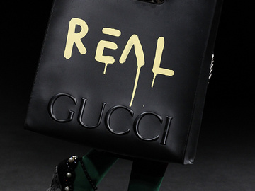 Gucci выпустили сумку-пакет