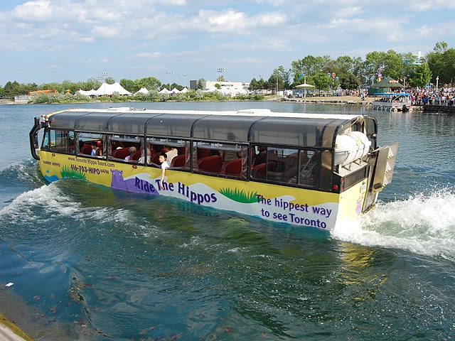8 найбільш незвичайних видів транспорту: Плаваючий автобус, Канада
