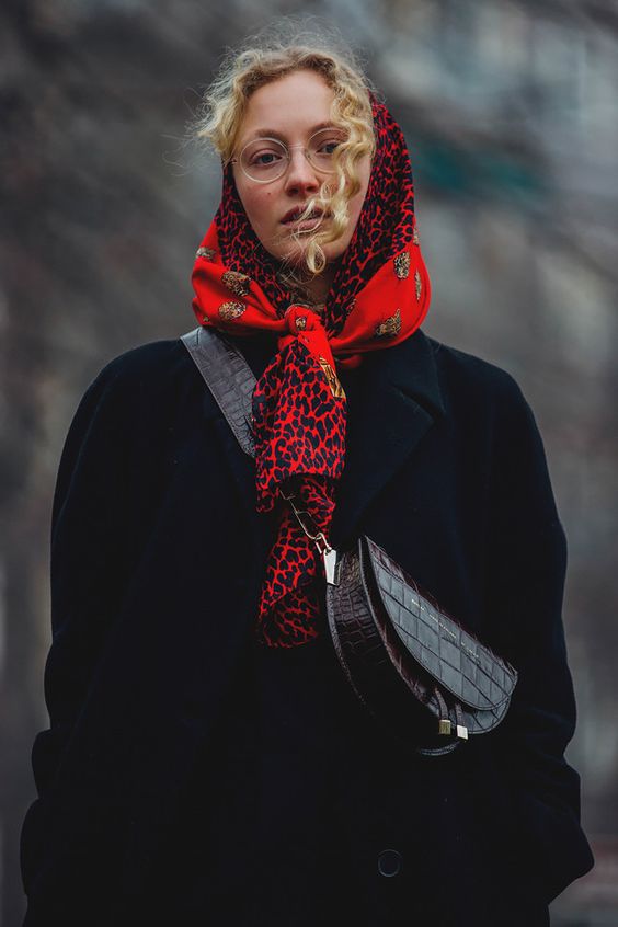 Модные зимние образы с платком на голову