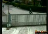 мотоцикліст і ворота