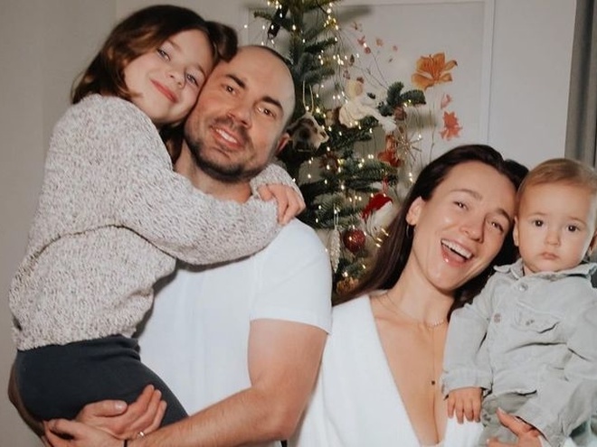 Дружина Бєднякова привітала ведучого з 38-річчям, опублікувавши його голе фото