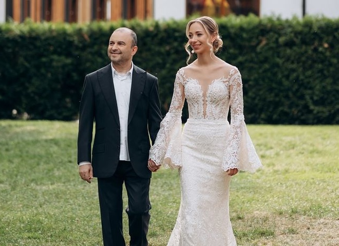 Репяхова у весільній сукні влаштувала Павлику сюрприз після операції