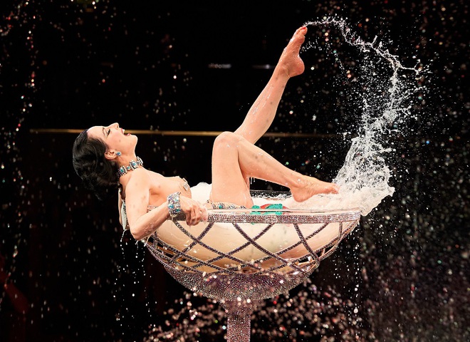 Діта фон Тіз показала на Тижні моди в Парижі свій знаменитий номер у келиху