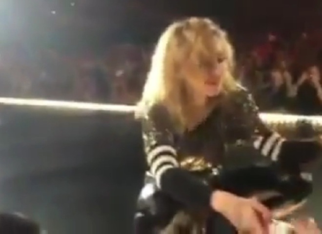 Мадонна упала