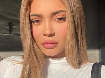 Кайлі Дженнер показала розкішну фігуру в найкрасивішому купальнику