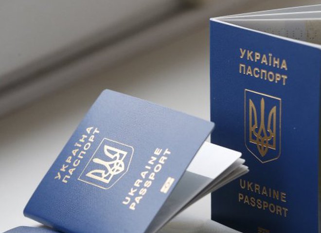 Як виглядає і скільки коштує біометричний паспорт України
