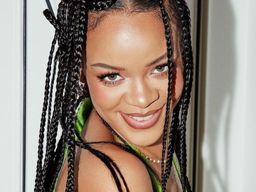 Ріанна викликала фурор вагітними світлинами в спідньому й на підборах