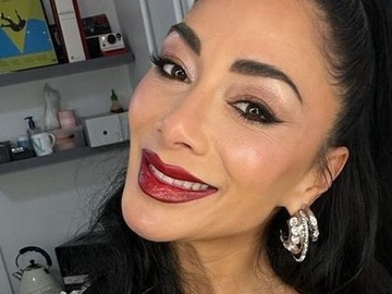 Ніколь Шерзінґер вразила публіку появою у відвертій золотавій сукні