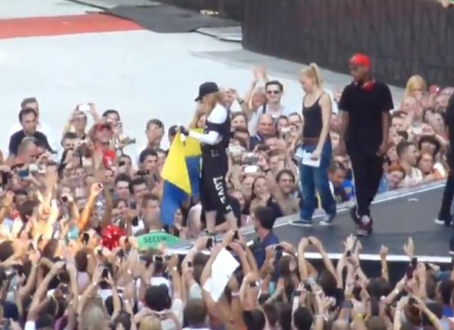 Мадонна с флагом