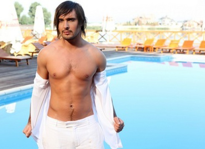 Песню Только рядом Виталий посвятил своей любимой