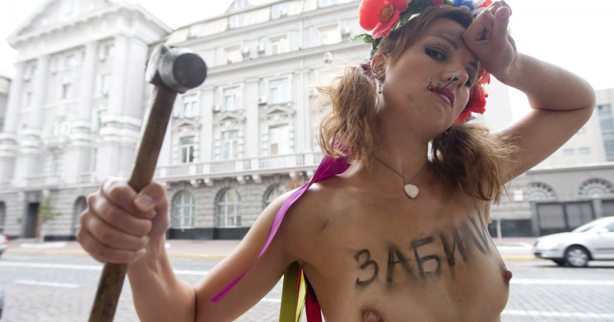 FEMEN провело у здания Cлужбы безопасности топлесс-акцию. 