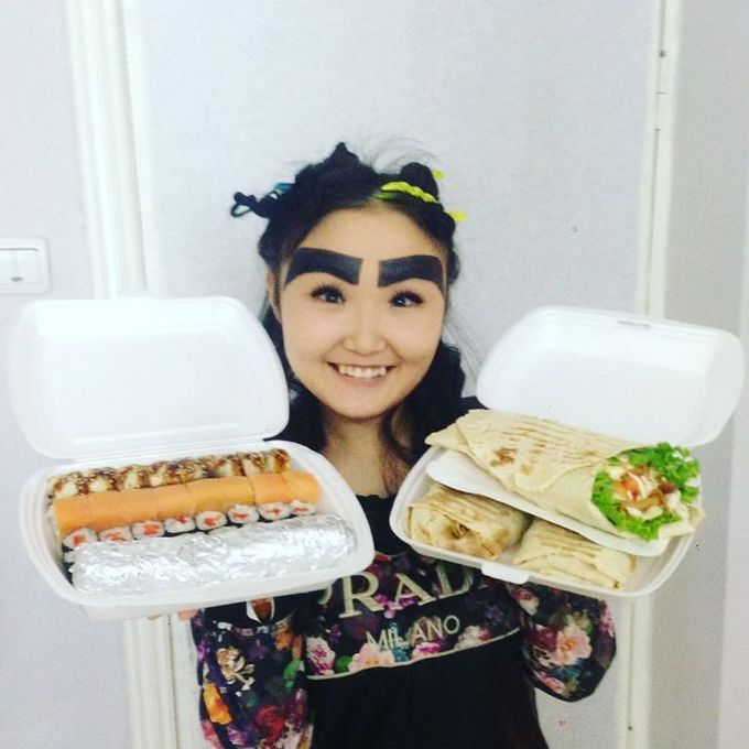 Дівчина з Якутії заробляє в Instagram за допомогою величезних брів