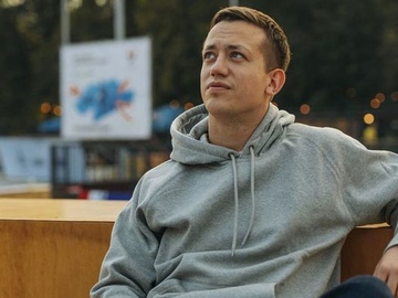 З довгим волоссям та голим торсом: Олексій Дурнєв показав себе в юності