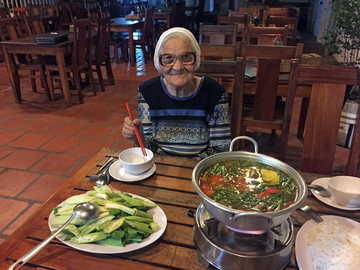 89-летняя пенсионерка в одиночку путешествует по миру с рюкзаком