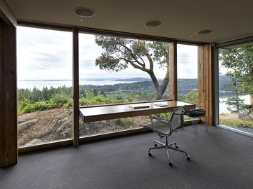 Домашній кабінет з гарним видом з вікна