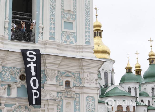 FEMEN залізли на дзвіницю Софійського собору, протестуючи проти абортів