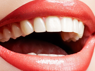 Які продукти фарбують зуби: небезпека красі