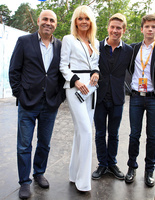 Новая волна: наряды звезд на открытии