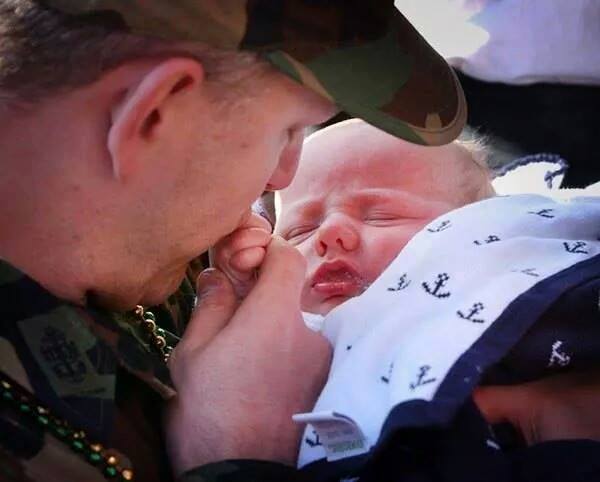 Солдаты в первый раз видят своих детей