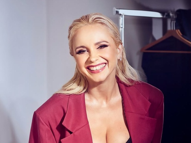 Ребрик у корсетному топі й сітчастих колготках показала бюст