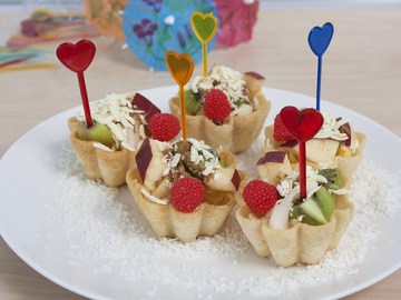 Легкий фруктовий десерт у кошиках "Соковите літо"