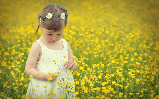 Деточка в цветочках