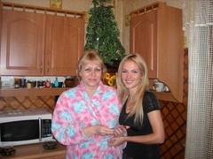 Лера с женщиной, которая вернула телефон