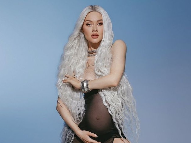 «Міс» Апанасенко знялася з дочкою біля ялинки і розповіла про схуднення після пологів