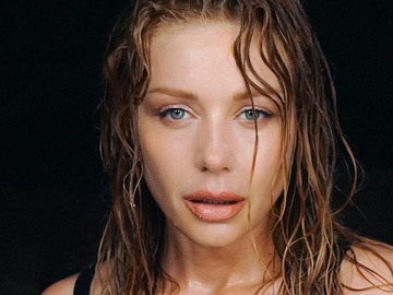 Тіна Кароль потішила підписників світлинами на дивані з піднятими ногами