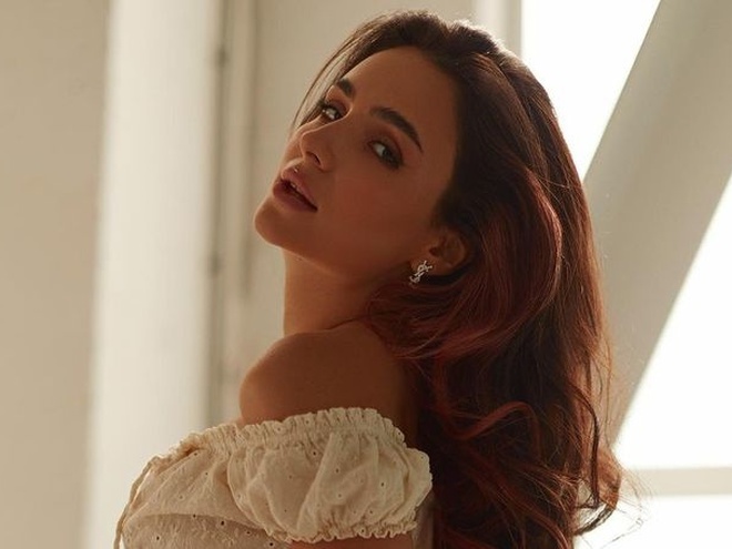 Анна Трінчер спровокувала чутки про вагітність, показавши фото з позитивним тестом