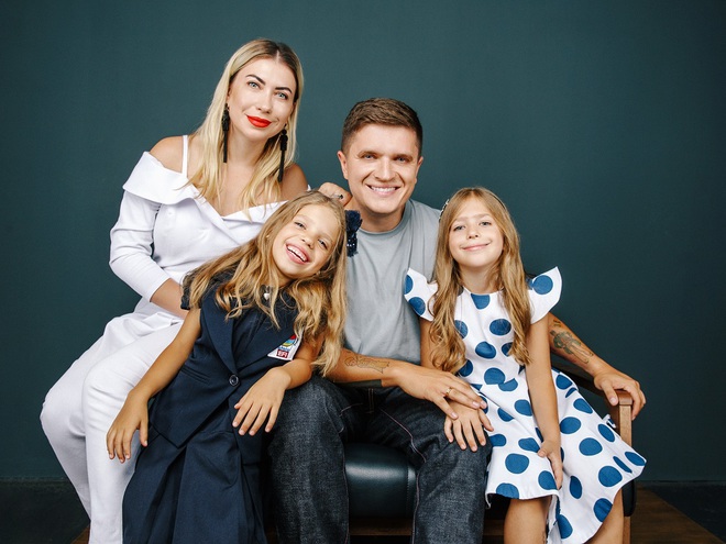 Анатолий Анатолич и Юла с дочерьми Алисой и Лолитой