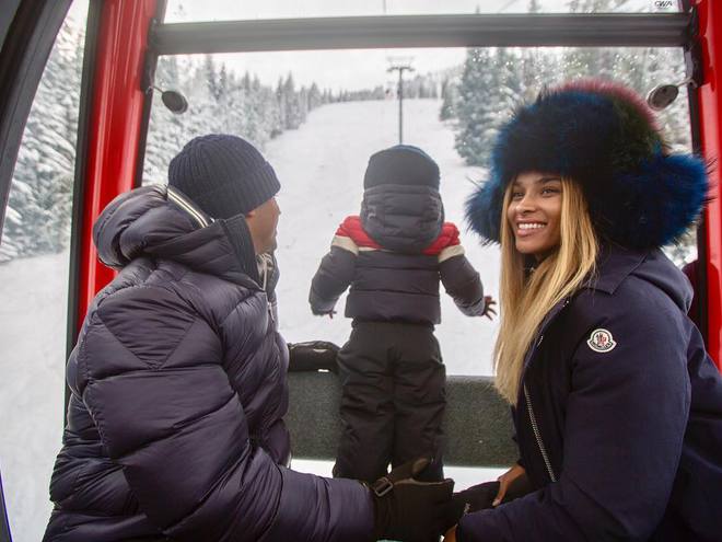 Беременная Сиара показала округлившийся живот (фото)