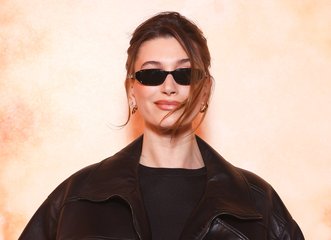 На тлі чуток про розлучення: Гейлі Бібер підкорила публіку архівним вбранням