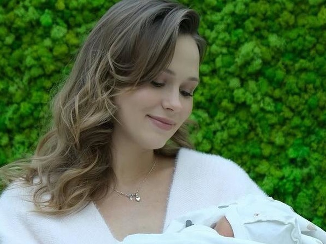 «Два тижні пролетіли як один день»: Кошмал показала нові фото з дочкою