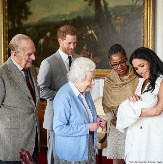 Королевская семья поздравила сына Меган Маркл и принца Гарри с днем рождения