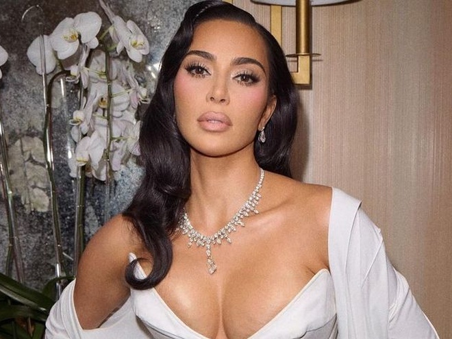 Кім Кардаш'ян показала, в якій відвертій сукні зустріла 44-річчя