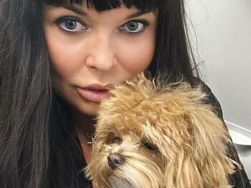 Ахат показала, як її пес облизує яєчню в знаменитому придорожньому кафе США