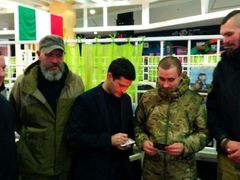 "Киборги": фильм Ахтема Сейтаблаева первыми увидели военные из Мариуполя