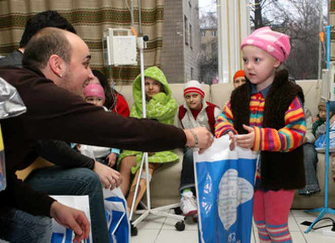 Авиаторы спели для онкобольных детей