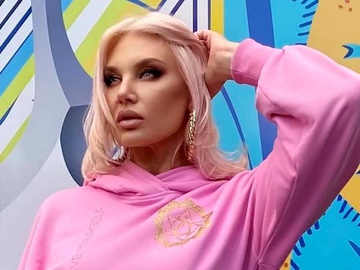 Вольнова показала груди, хоча раніше уважала це вульгарним