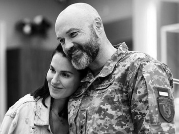 «Відчув, що cильно потрібен»: Єфросиніна знялася в обіймах чоловіка-військового