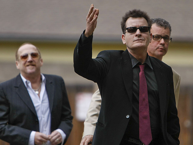 У будинку Чарлі Шина провели обшук