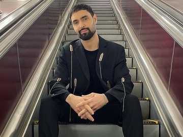 Козловський показав своє дитяче фото з батьками