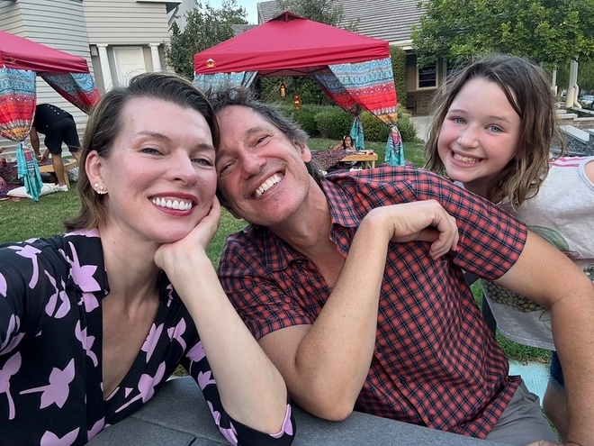 Мілла Йовович публічно привітала чоловіка із 60-річчям