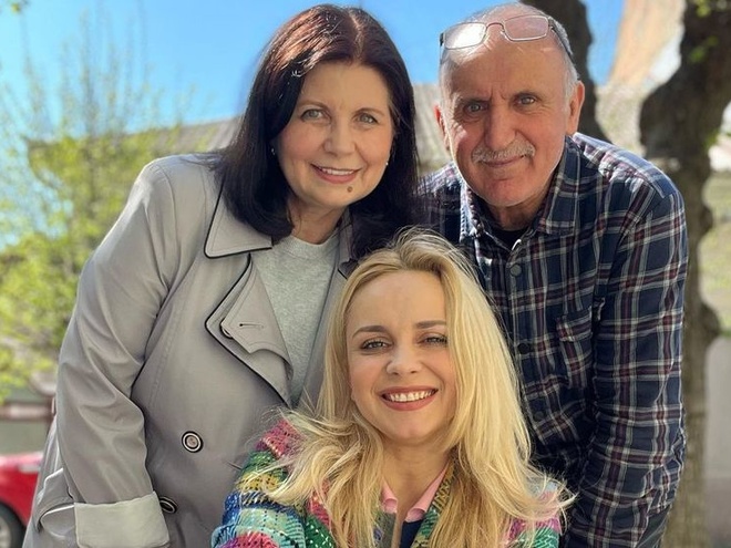 43 роки разом: Лілія Ребрик публічно привітала батьків із річницею весілля