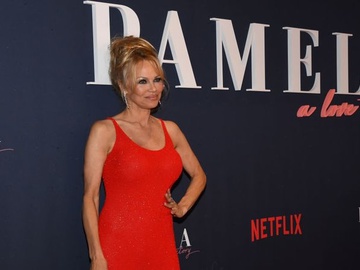 Сини Памели Андерсон відвідали прем'єру фільму Netflix про їхню зіркову маму