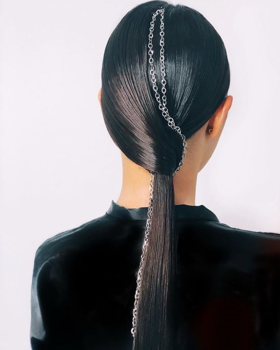 Лучшие варианты причесок на выпускной 2020 для длинных волос