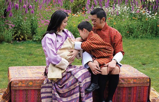 Король Бутана Джигме Кхесар Вангчук и королева Джецун с сыновьями