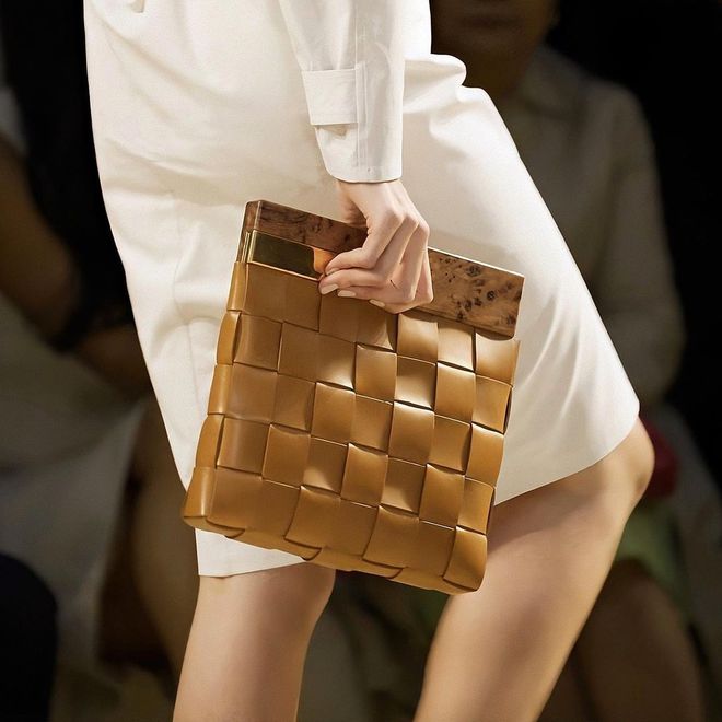 Плоска сумка — тренд весна-лето